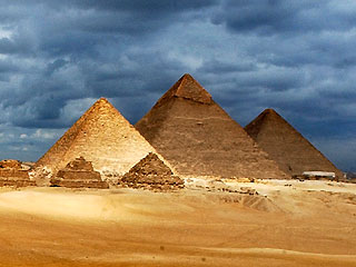 giza pyramds.jpg
